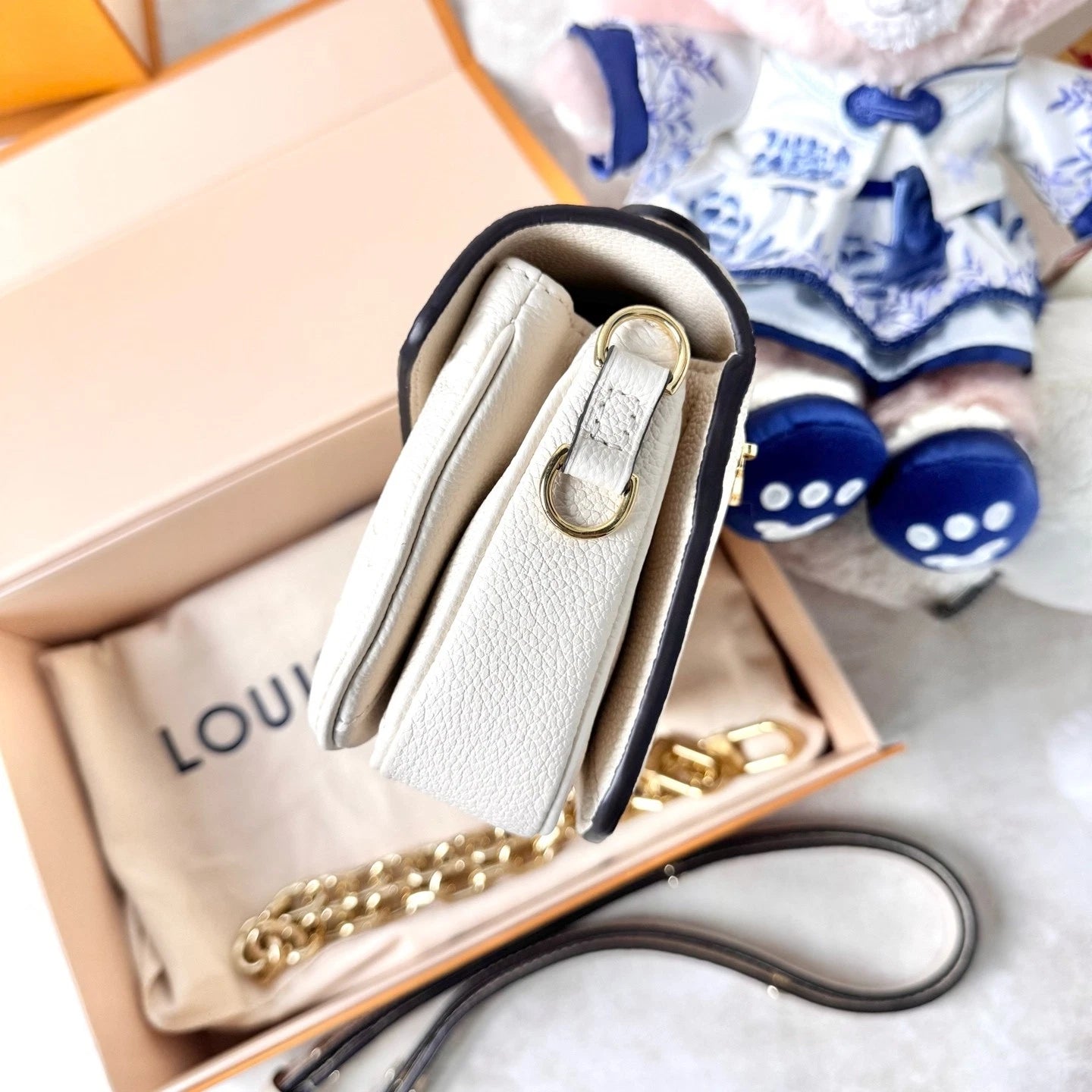 Louis Vuitton East West Metis Pochette White Messenger Shoulder Bag