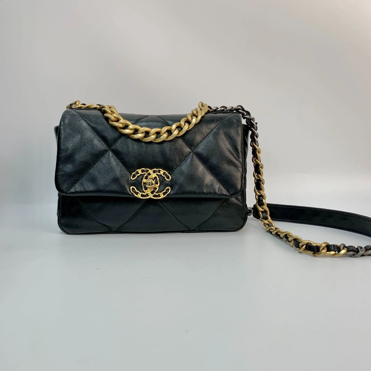 SJ0001 QQ2723 CHANEL 19 Handbag Z