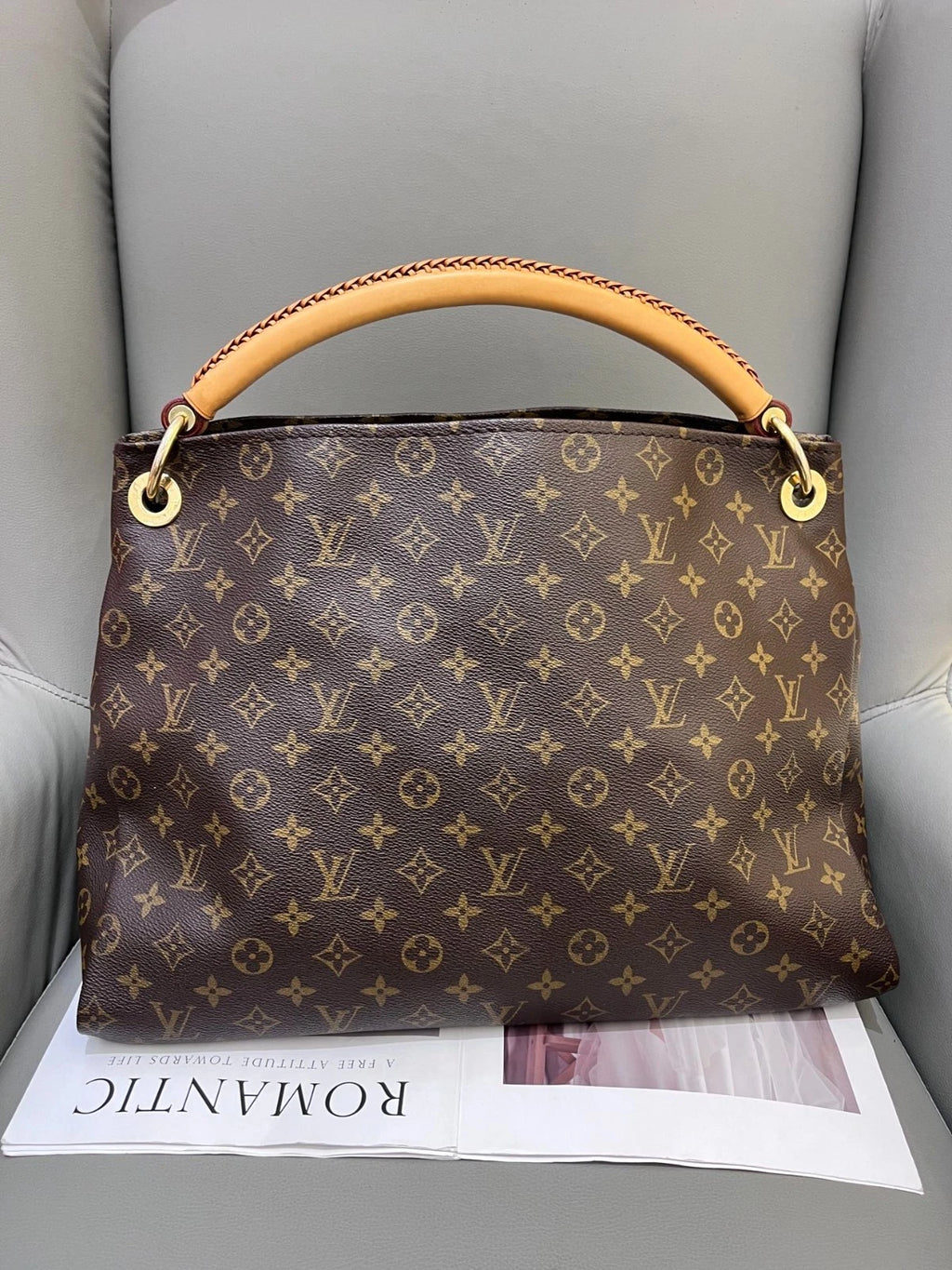 Louis Vuitton Monogram Artsy Leather Shoulder Handbag - Pre-Owned