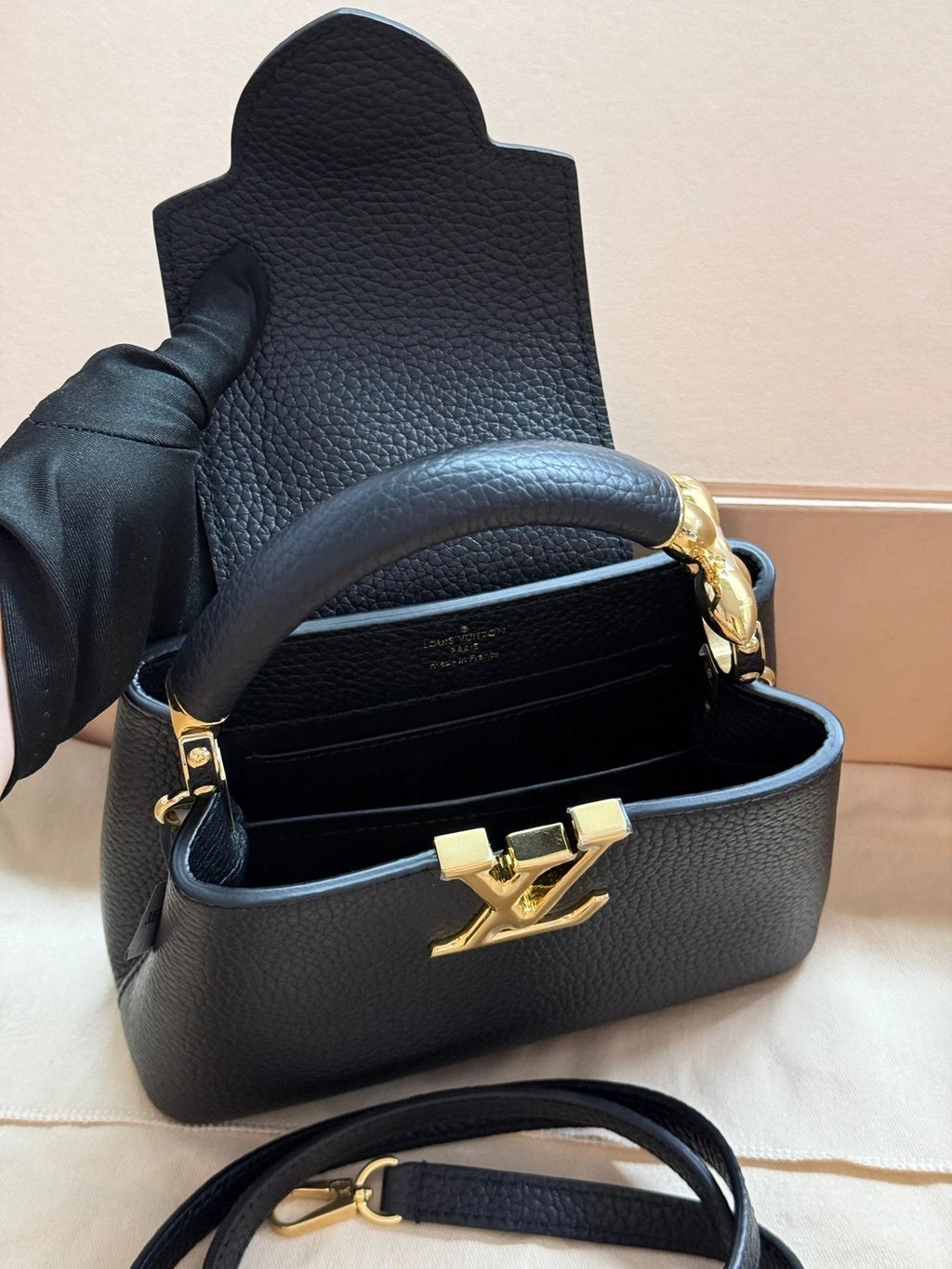 Louis Vuitton Capucines Black Shoulder Bag Excellent