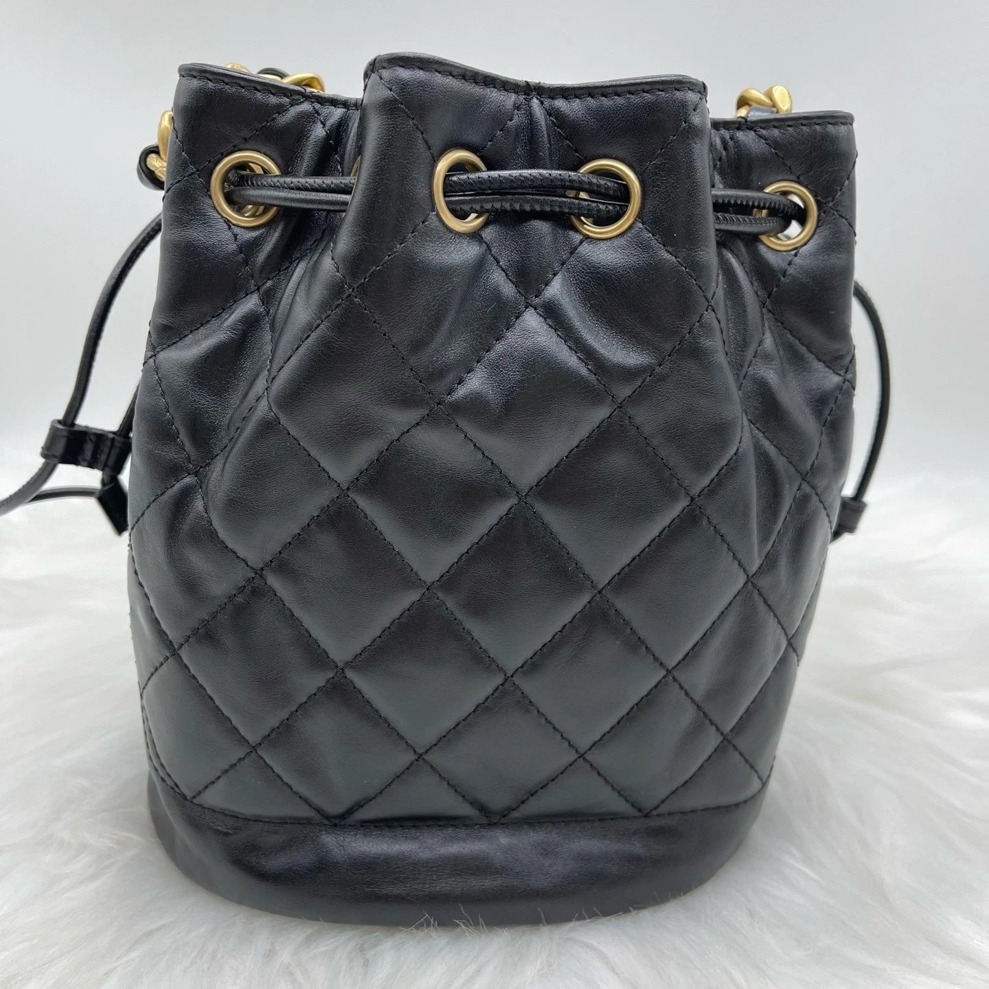 Pre-owned CHANEL Black Leather Quilted Bucket Shoulder Crossbody Bag For Women