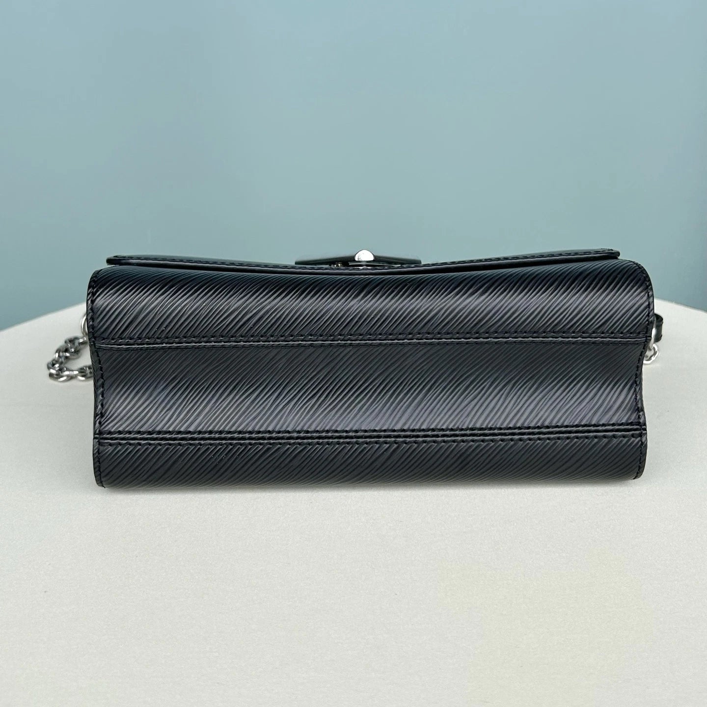 Louis Vuitton Twist MM Epi Leather Chain Shoulder Bag Crossbody Black Women