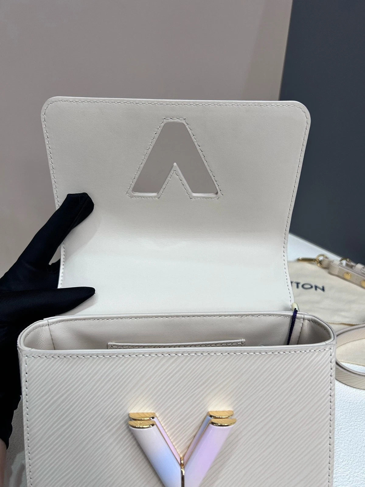 Excellent Louis Vuitton Twist PM Gradient Enamel Chain White Gold Shoulder Bag