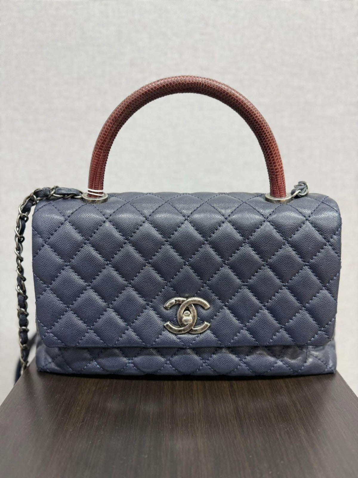 SJ0001 CHANEL caviar leather Coco Handle bag navy blue