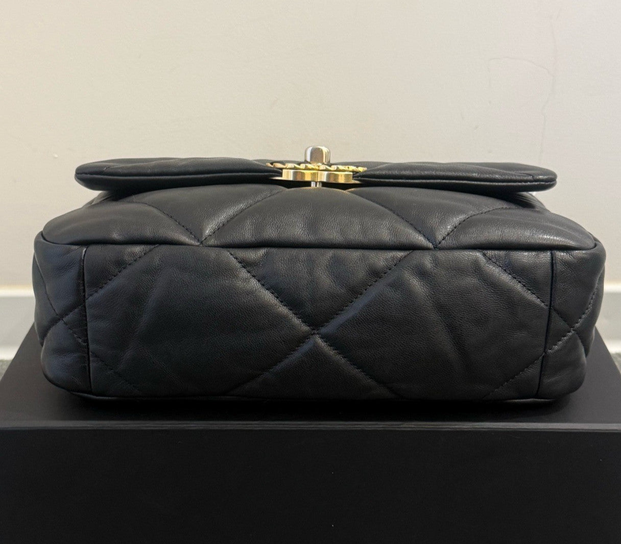 Chanel 19Bag Diamond Chain Shoulder Bag Crossbody Black Gold Women Classic