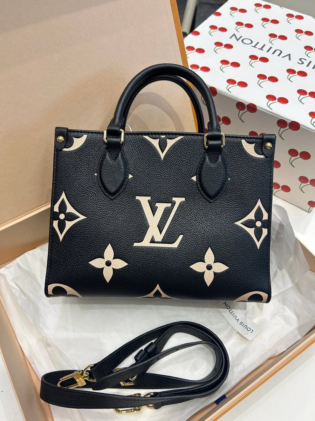 Louis Vuitton OnTheGo Black White Handbag Tote Bag Excellent