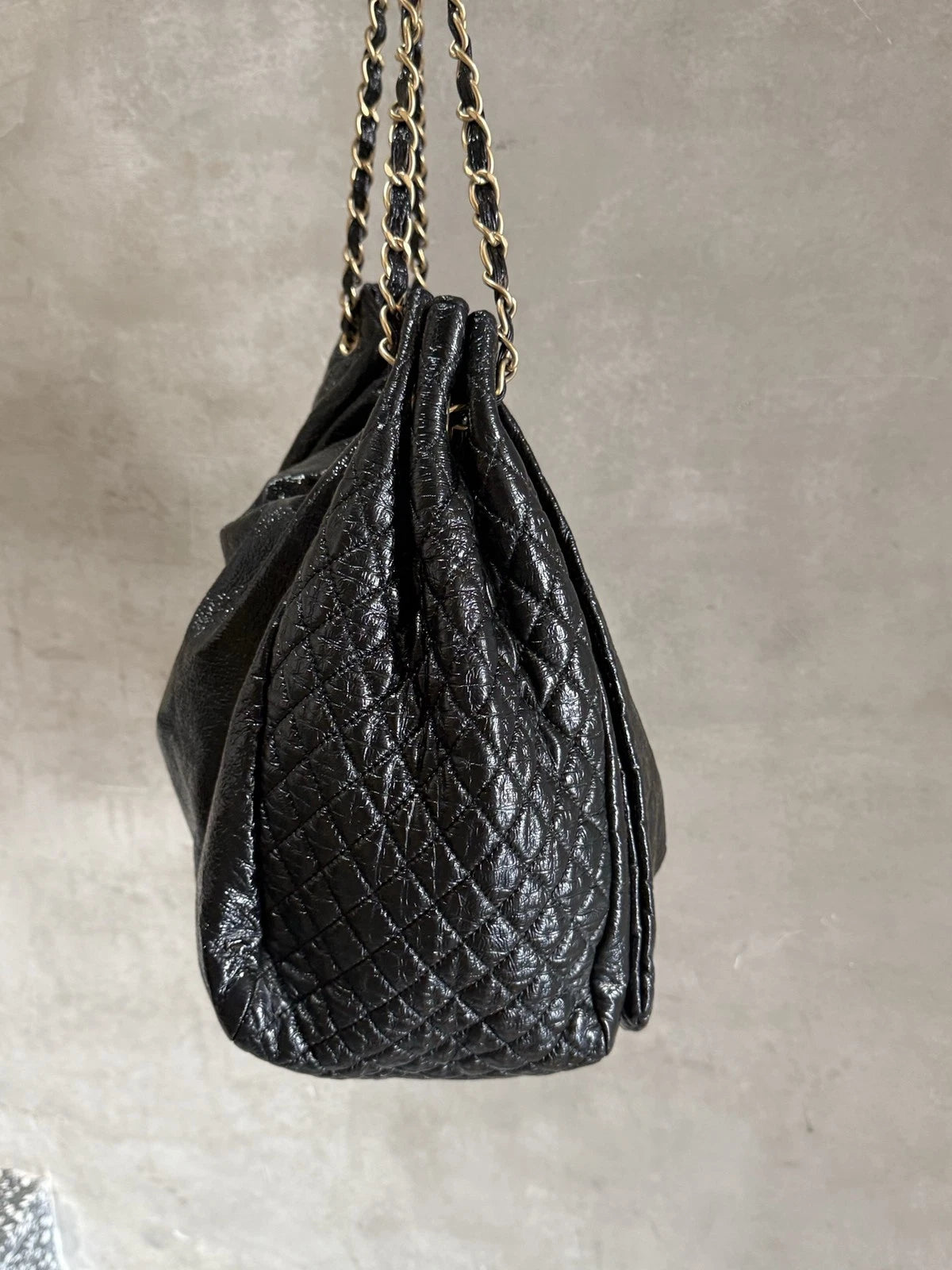 Chanel Oil Wax Chain Shoulder Bag Black Gold Hardware Women Fashion