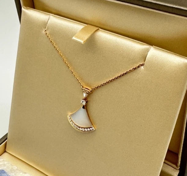 Bvlgari Divas' Dream Pendant Necklace 18K Rose Gold Diamonds Mother of Pearl