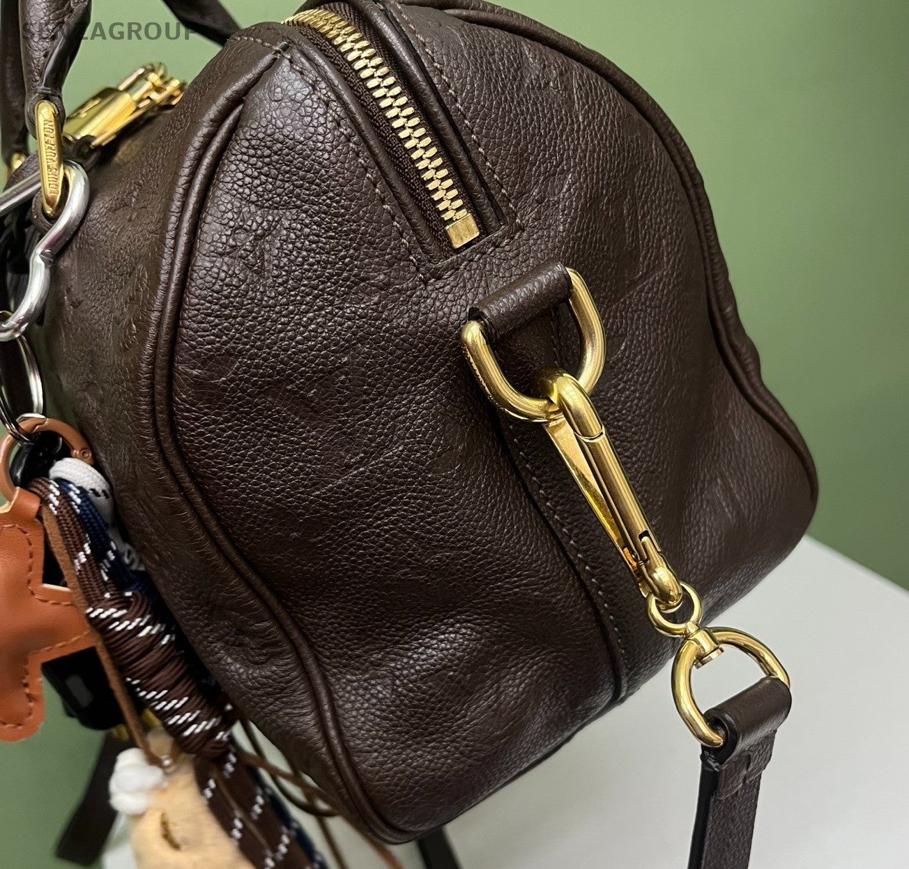 Louis Vuitton Speedy25 Monogram Top Handle Bag Crossbody Black Gold Used Women
