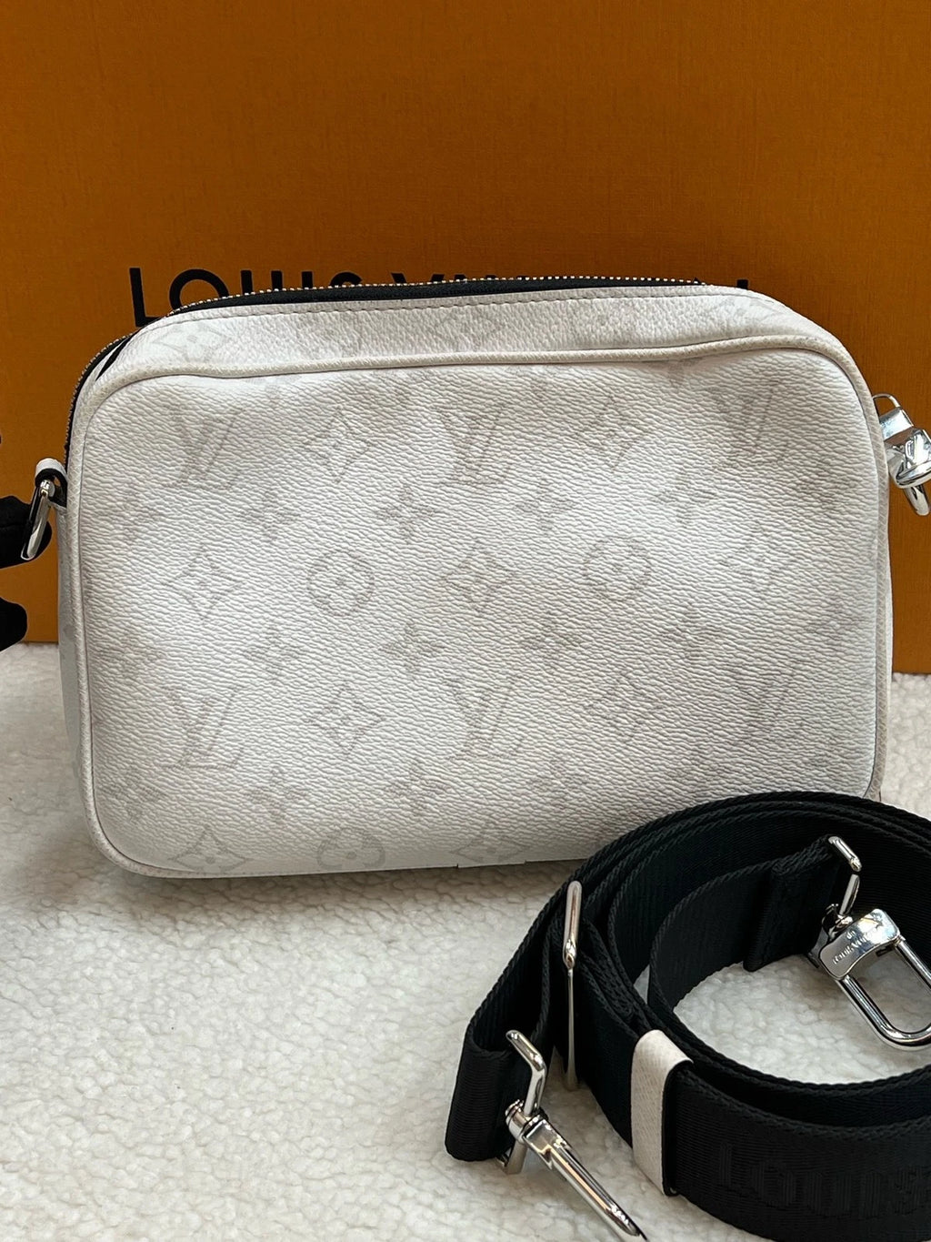 Louis Vuitton Women's Canvas Leather Messenger Crossbody Shoulder Bag
