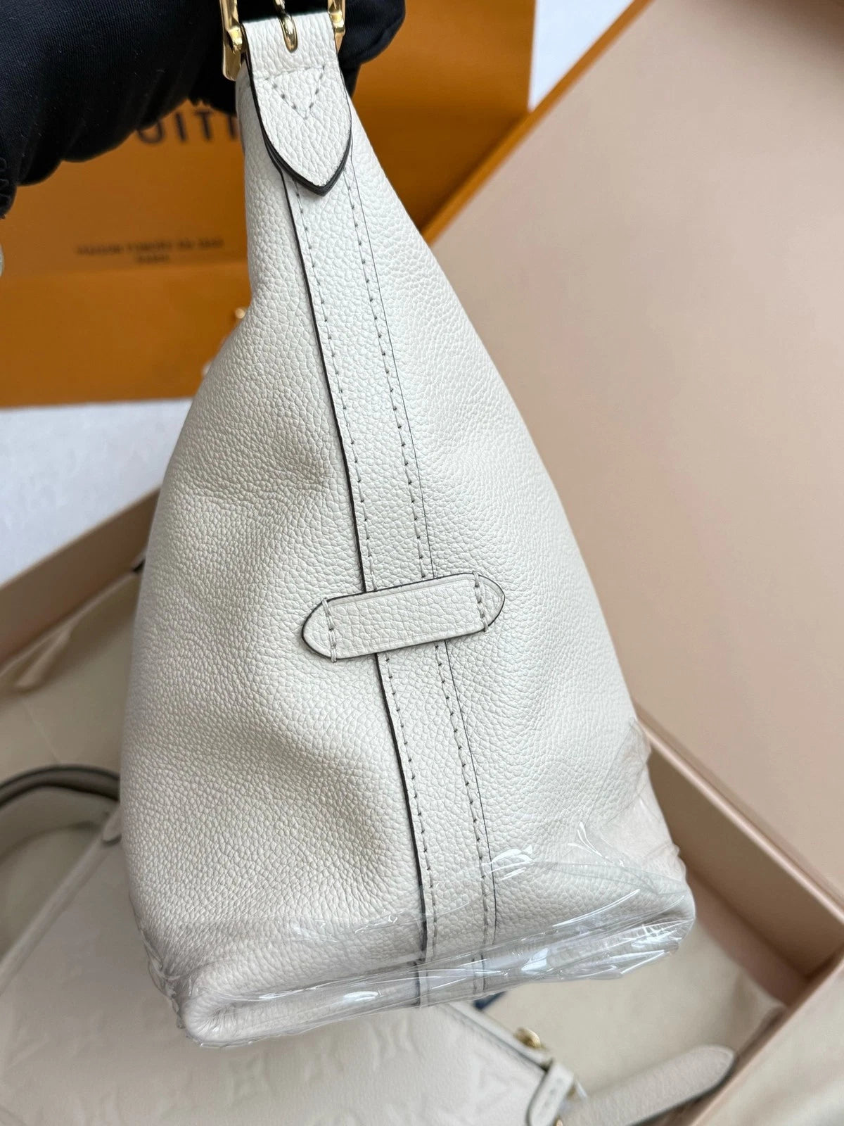 Louis Vuitton Carryall Leather White Tote Bag Excellent