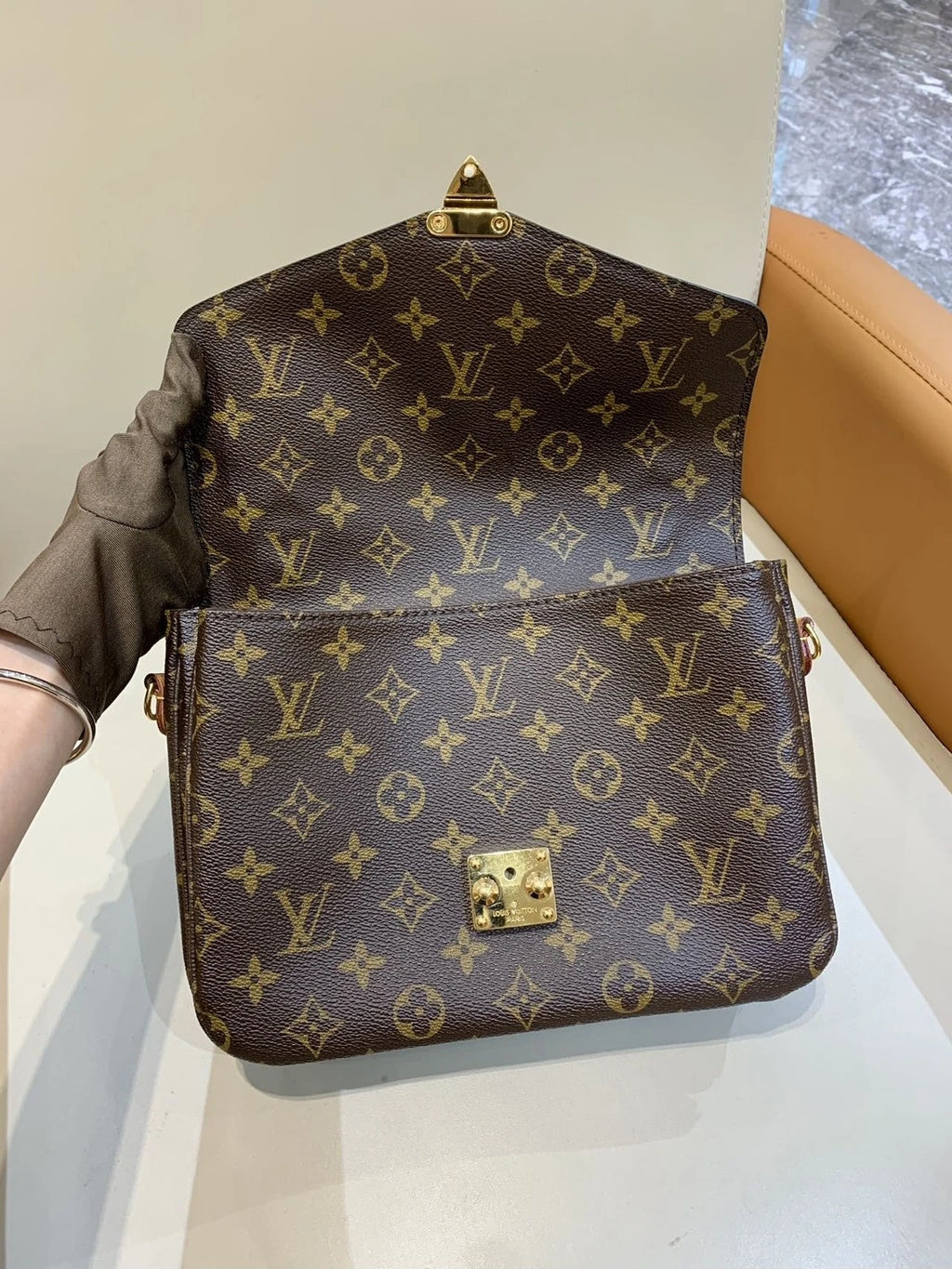 Louis Vuitton Pochette Metis Monogram Canvas Messenger Shoulder Bag