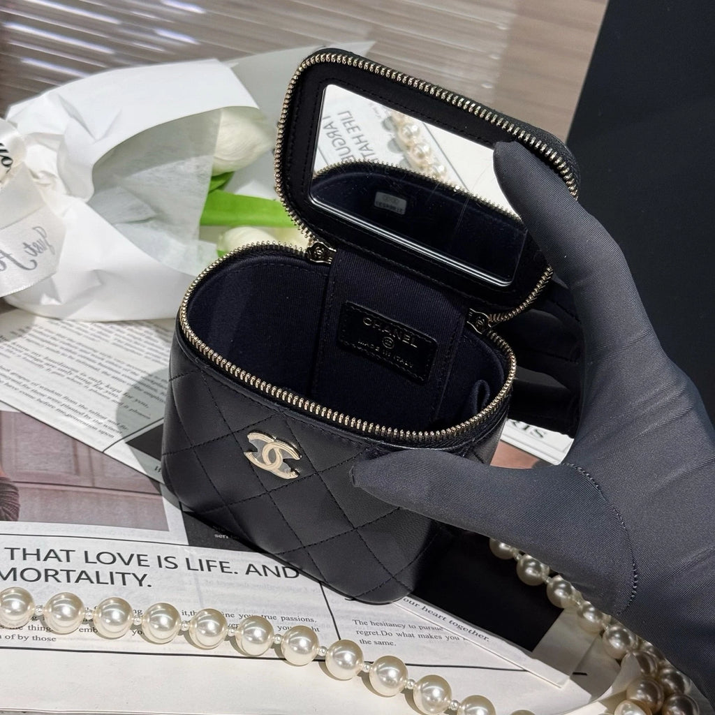 Chanel Vanity Leather Crossbody Chain Bag Excellent