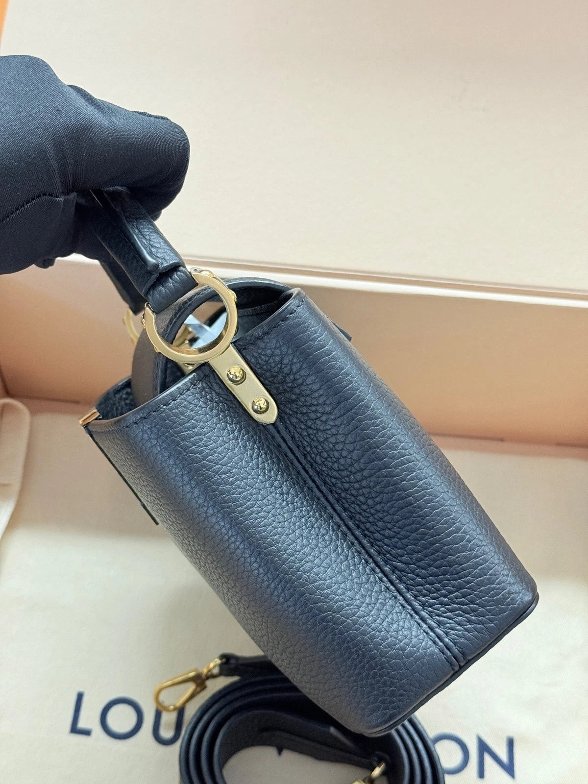 Louis Vuitton Capucines Black Gold Crossbody Handbag Excellent