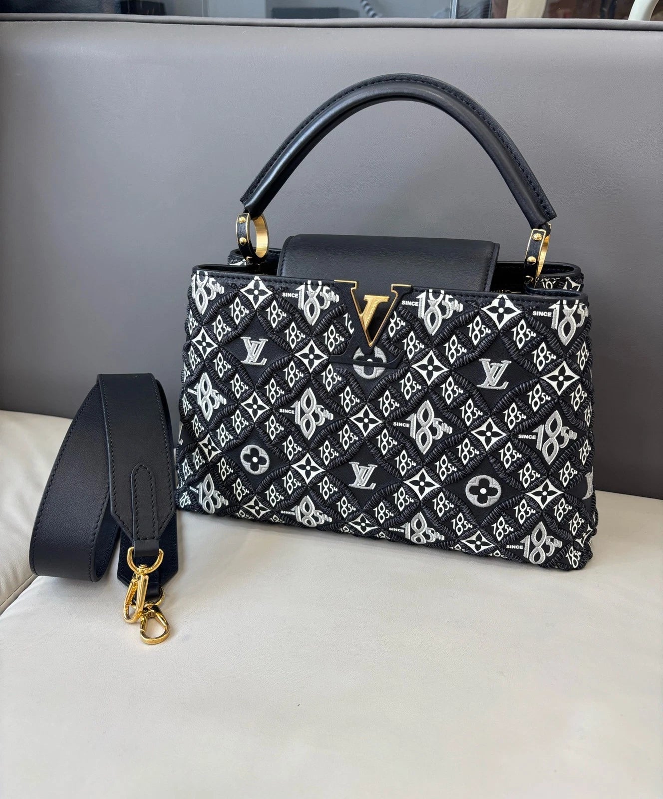 Louis Vuitton Capucines Black Gold Crossbody Handbag Excellent