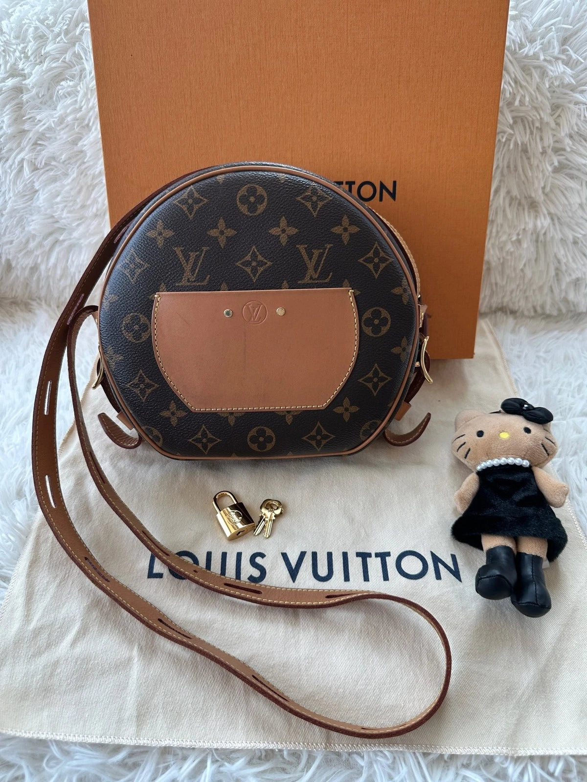 Louis Vuitton Boite Chapeau Monogram Canvas Medium Round Crossbody Bag