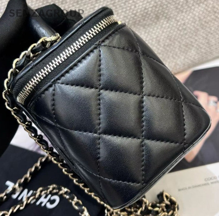 Chanel Diamond Chain Shoulder Bag Crossbody Black Gold Used Women Classic