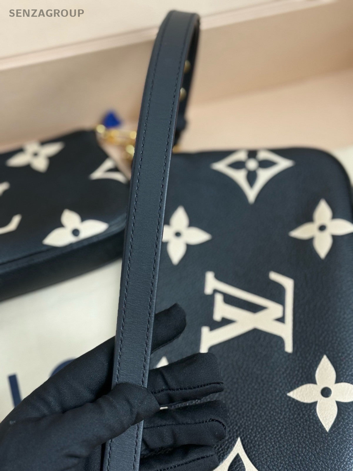 Louis Vuitton Pochette Accessoires Monogram Shoulder bag Chain Black Leather