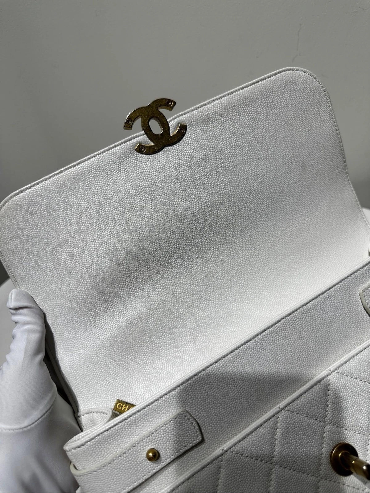 CHANEL Women White Leather Gold Hardware Messenger Bag