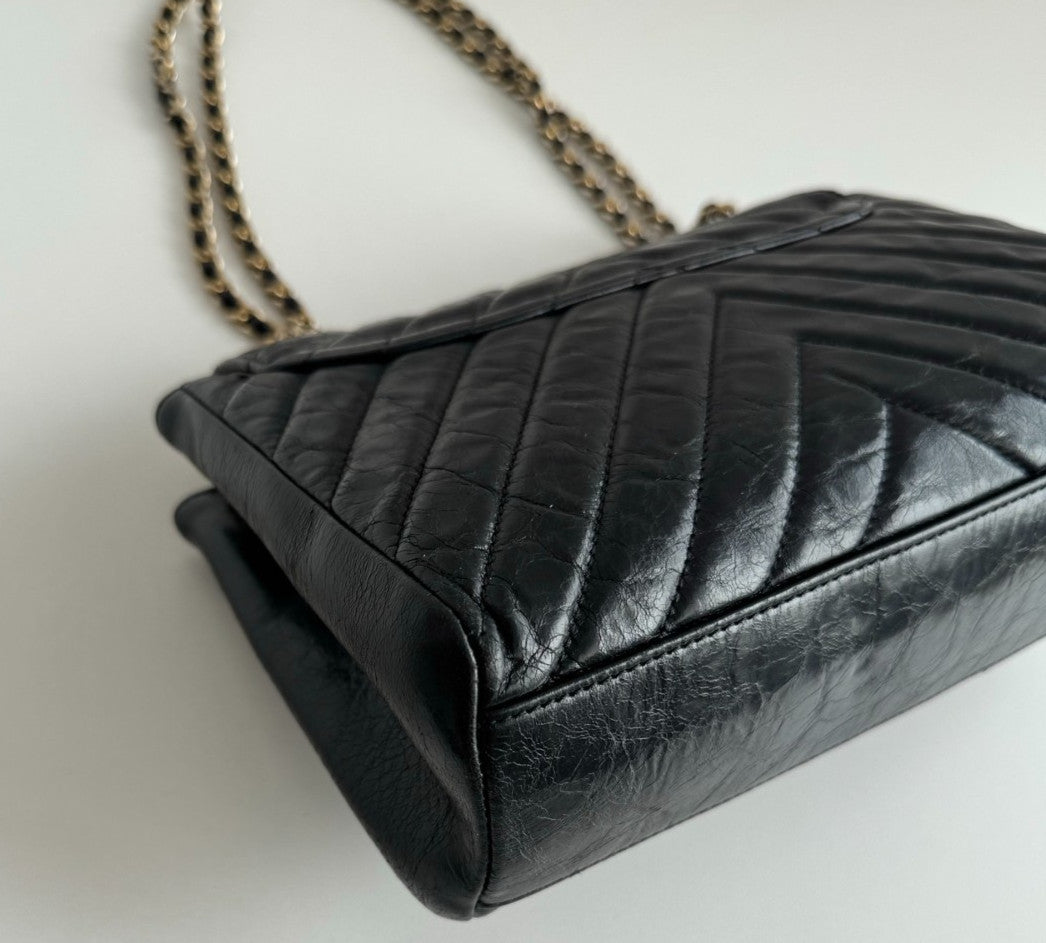 Chanel Chevron PM Chain Shoulder Bag Crossbody Black Gold Women Classic Fashion