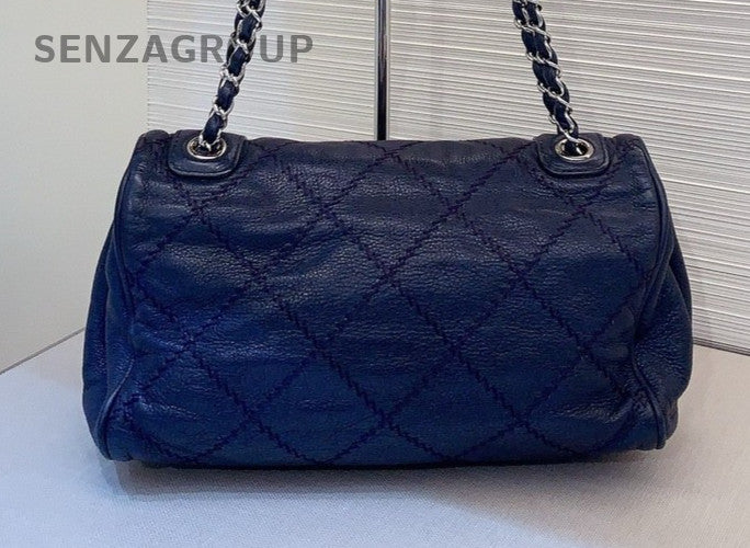 CHANEL Classic Diamond pattern Navy blue Shoulder bag Crossbody