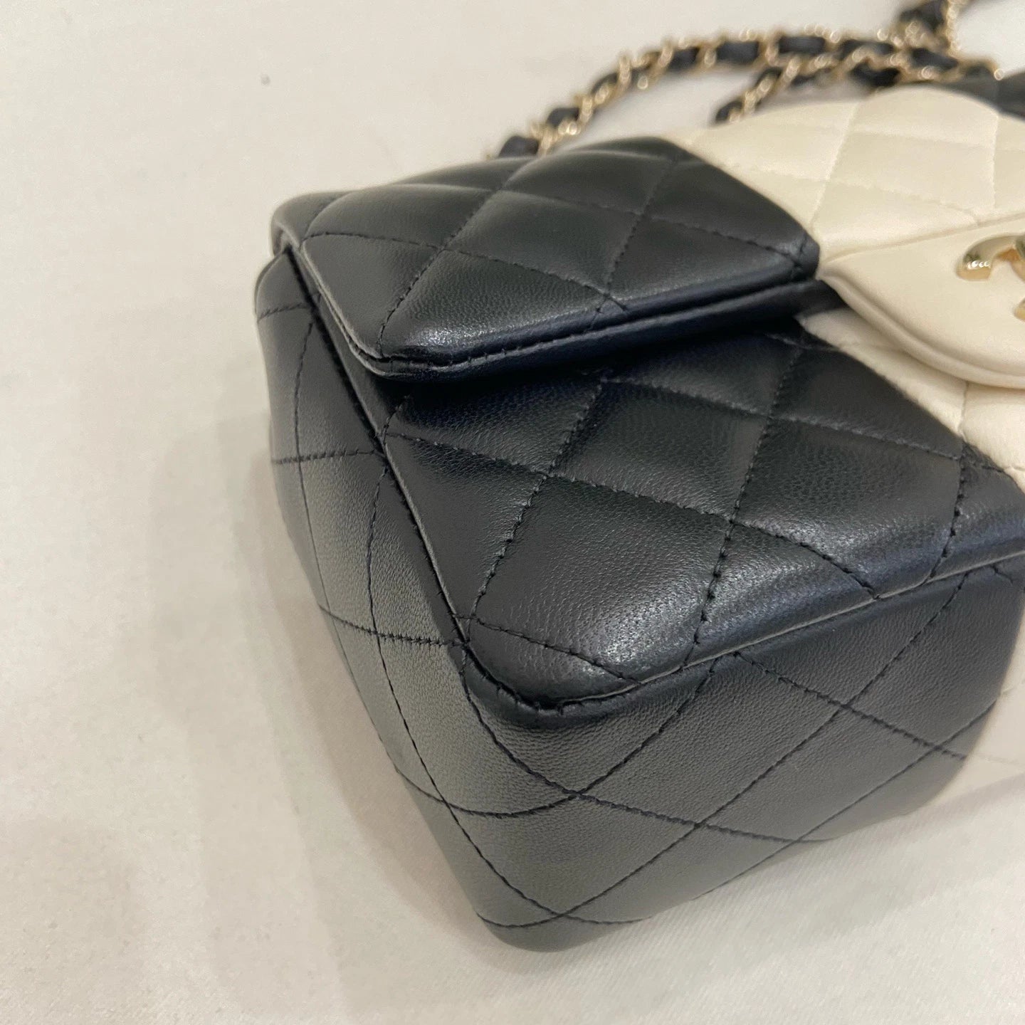 Chanel Classic Flap Mini Chain Shoulder Crossbody Black White Women Fashion