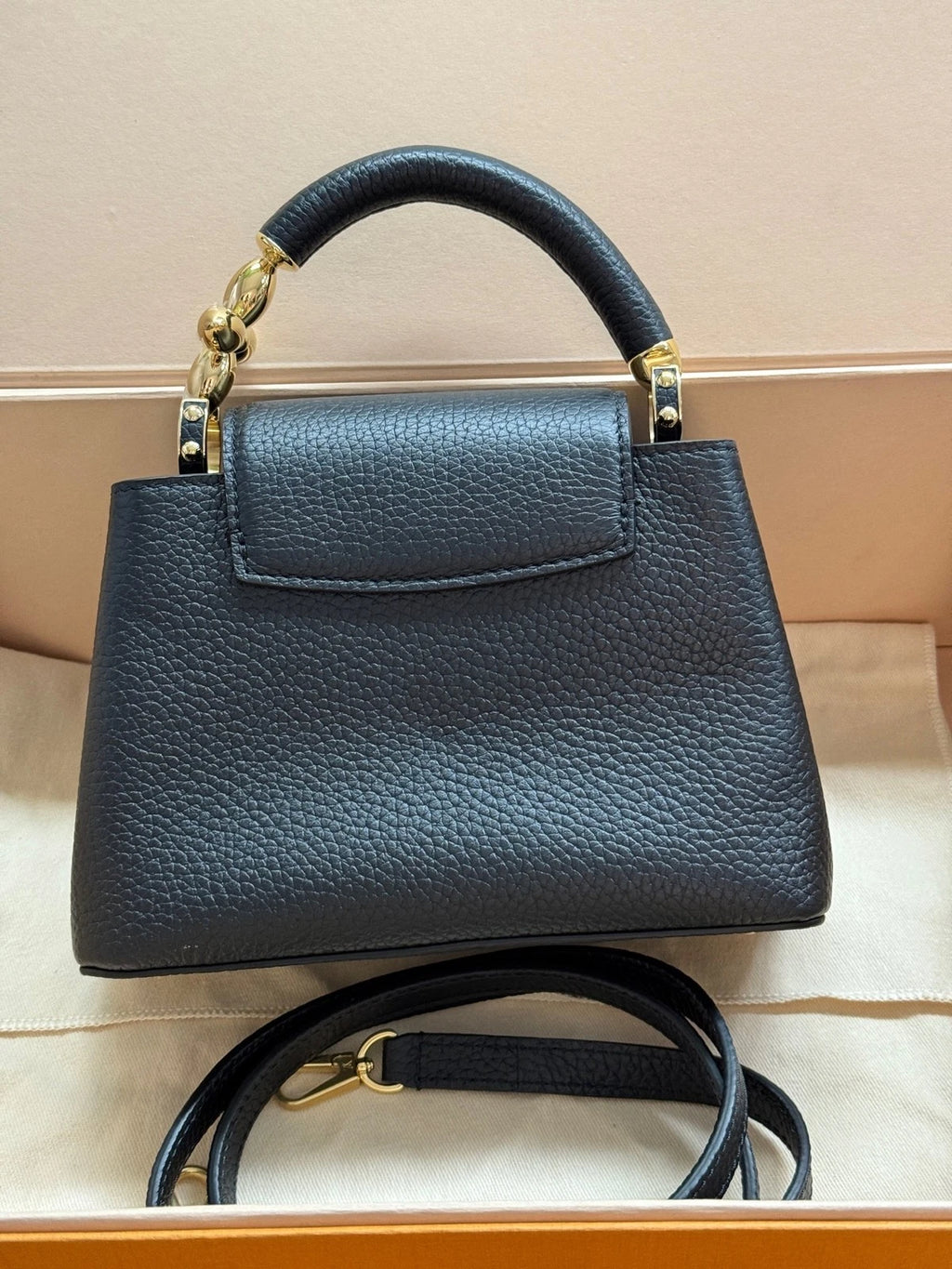 Louis Vuitton Capucines Black Shoulder Bag Excellent