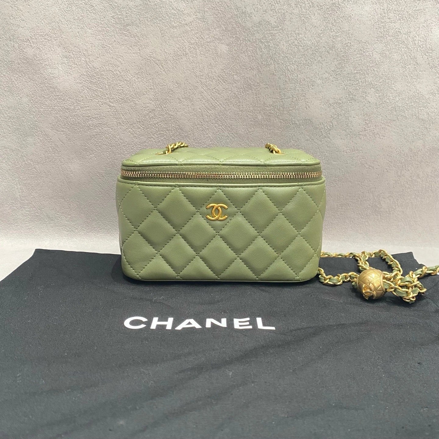 CHANEL Green Lambskin Long Vanity Box Shoulder Bag For Women