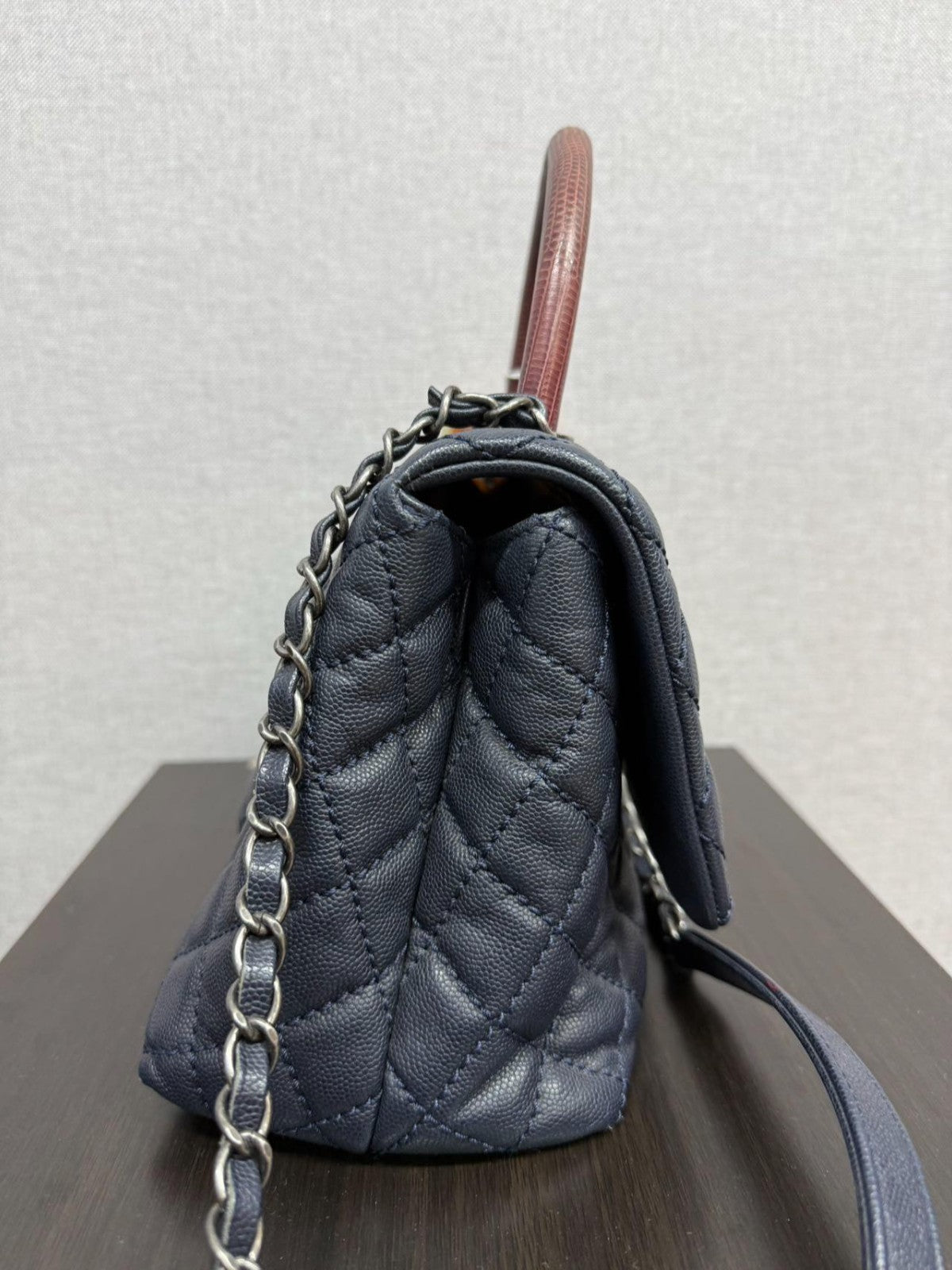 SJ0001 CHANEL caviar leather Coco Handle bag navy blue