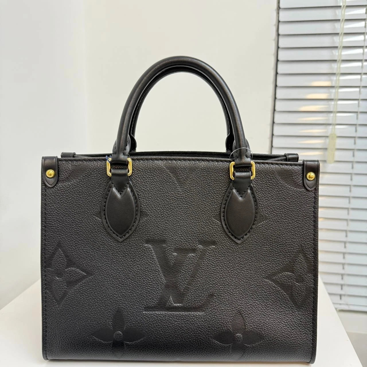 SJ0001 Louis Vuitton Onthego PM size Z