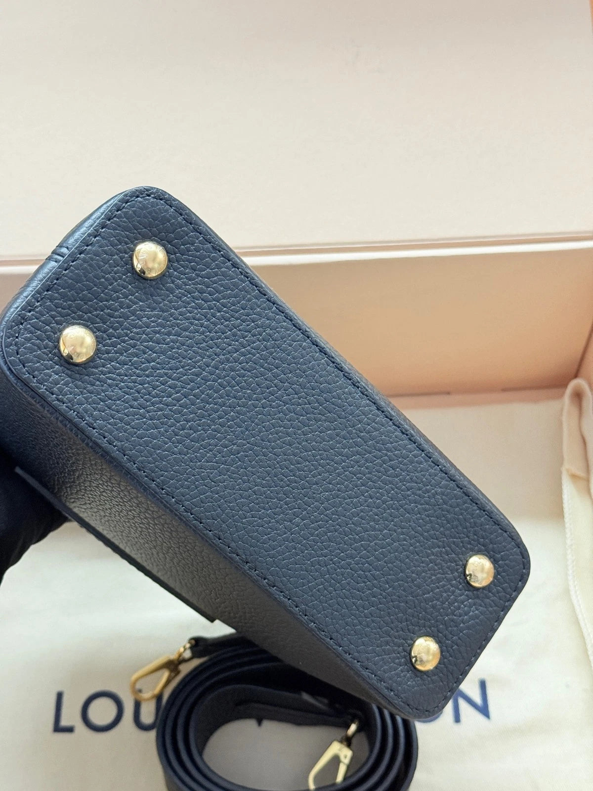 Louis Vuitton Capucines Black Gold Crossbody Handbag Excellent