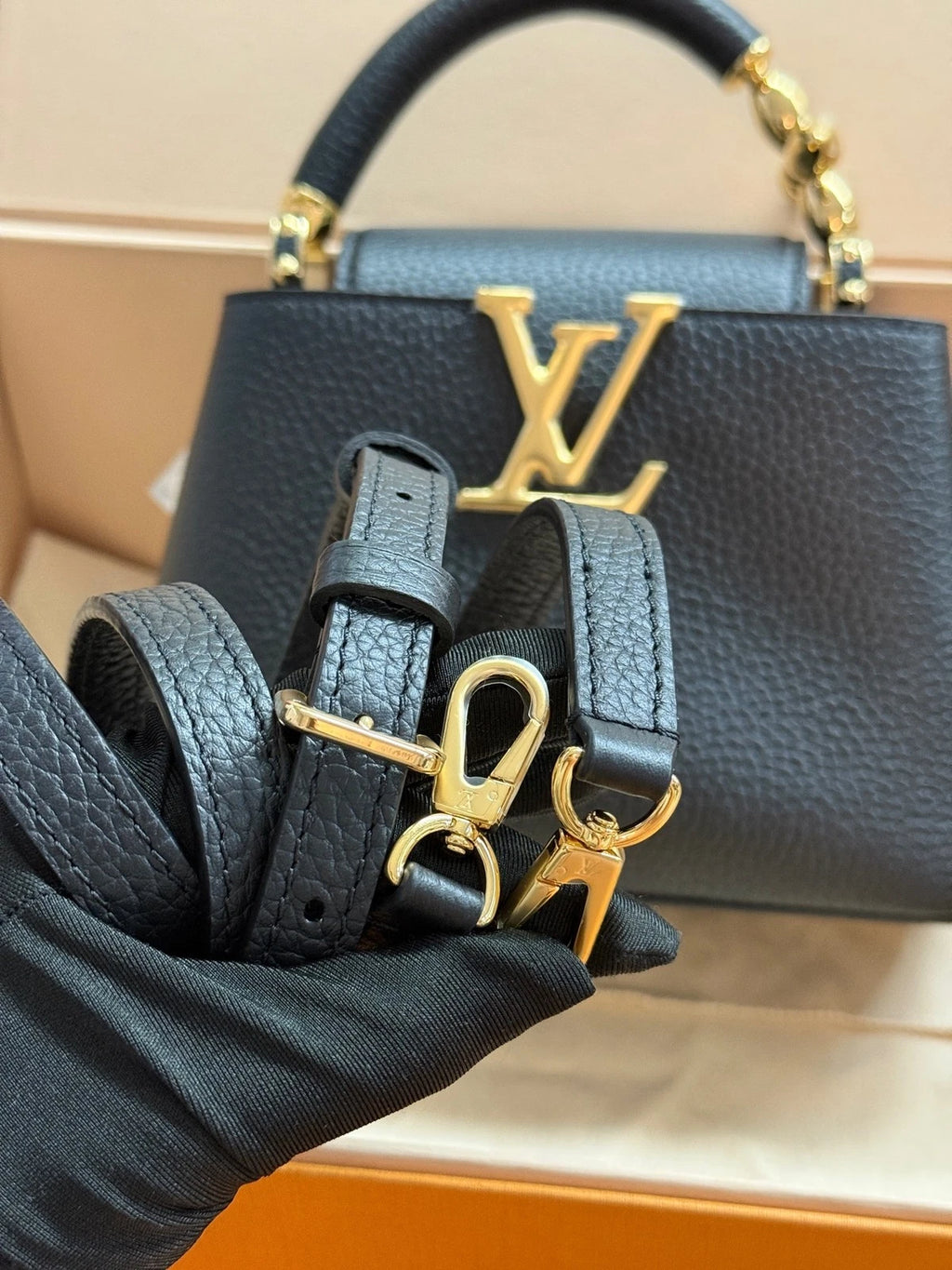 Louis Vuitton Capucines Black Shoulder Bag Excellent