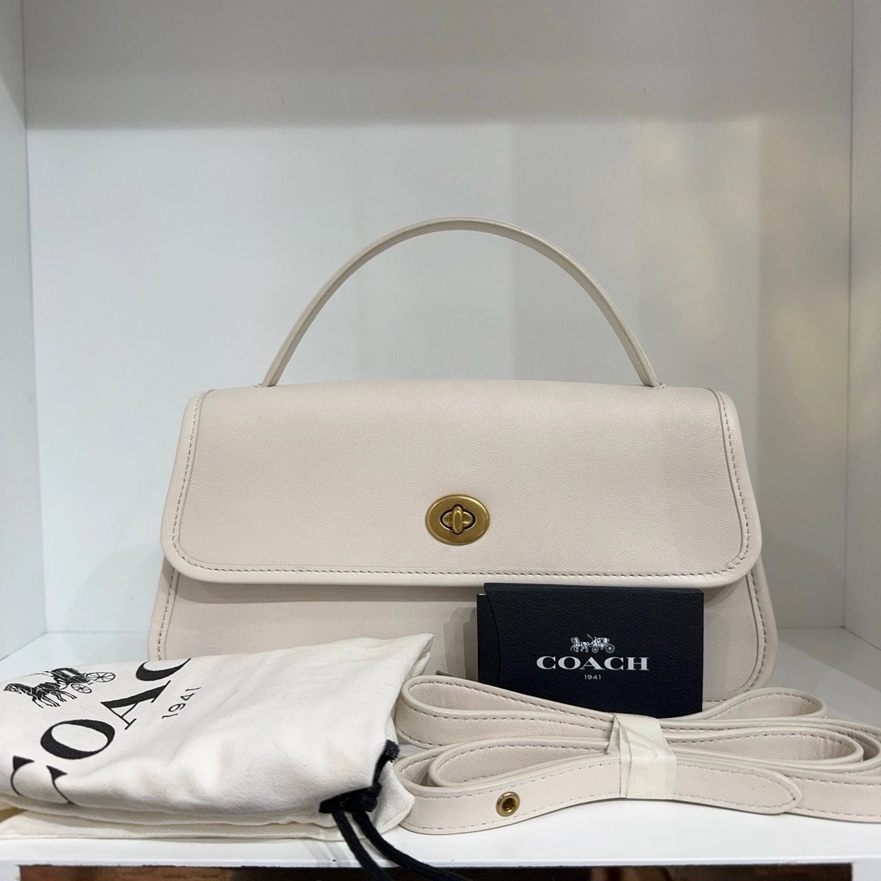 Coach Turn lock 18 White Leather Handbag Shoulder Crossbody Women