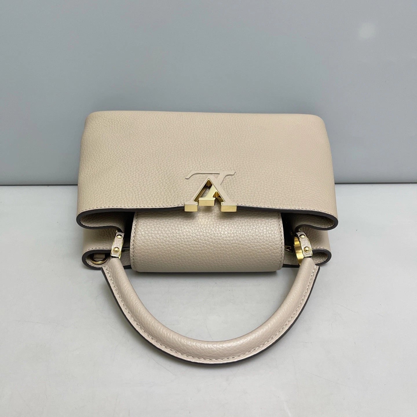 Louis Vuitton Capucines Gold Gray Crossbody Top Handle Excellent