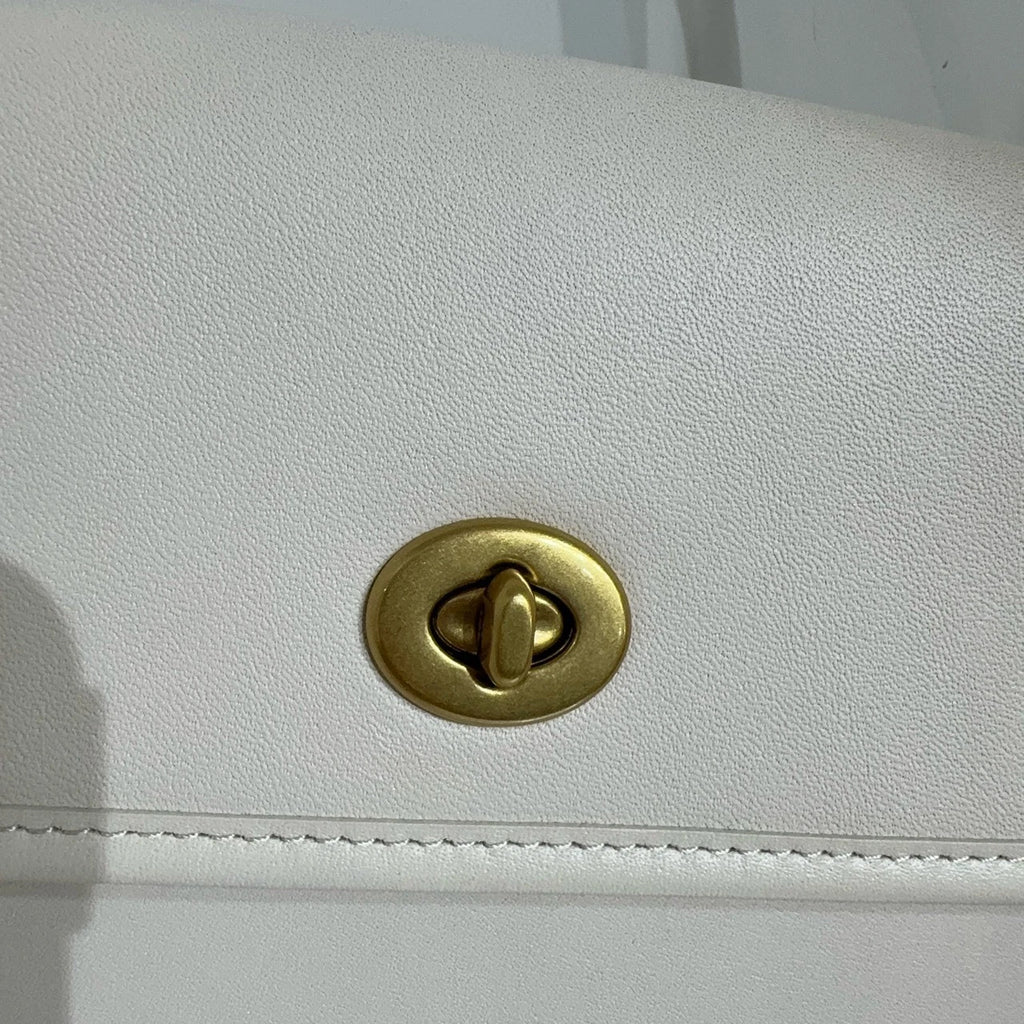 Coach Turn lock 18 White Leather Handbag Shoulder Crossbody Women