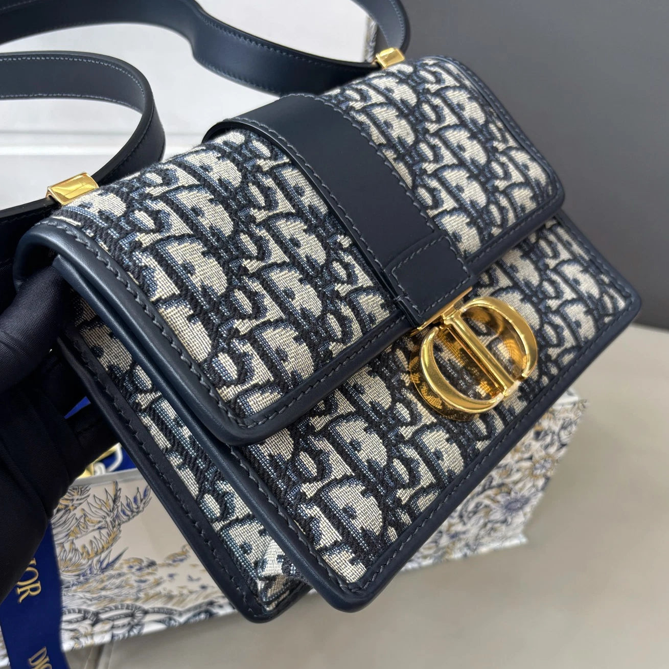 Excellent Christian Dior 30Montaigne PM Blue Oblique Canvas Shoulder Bag GHW