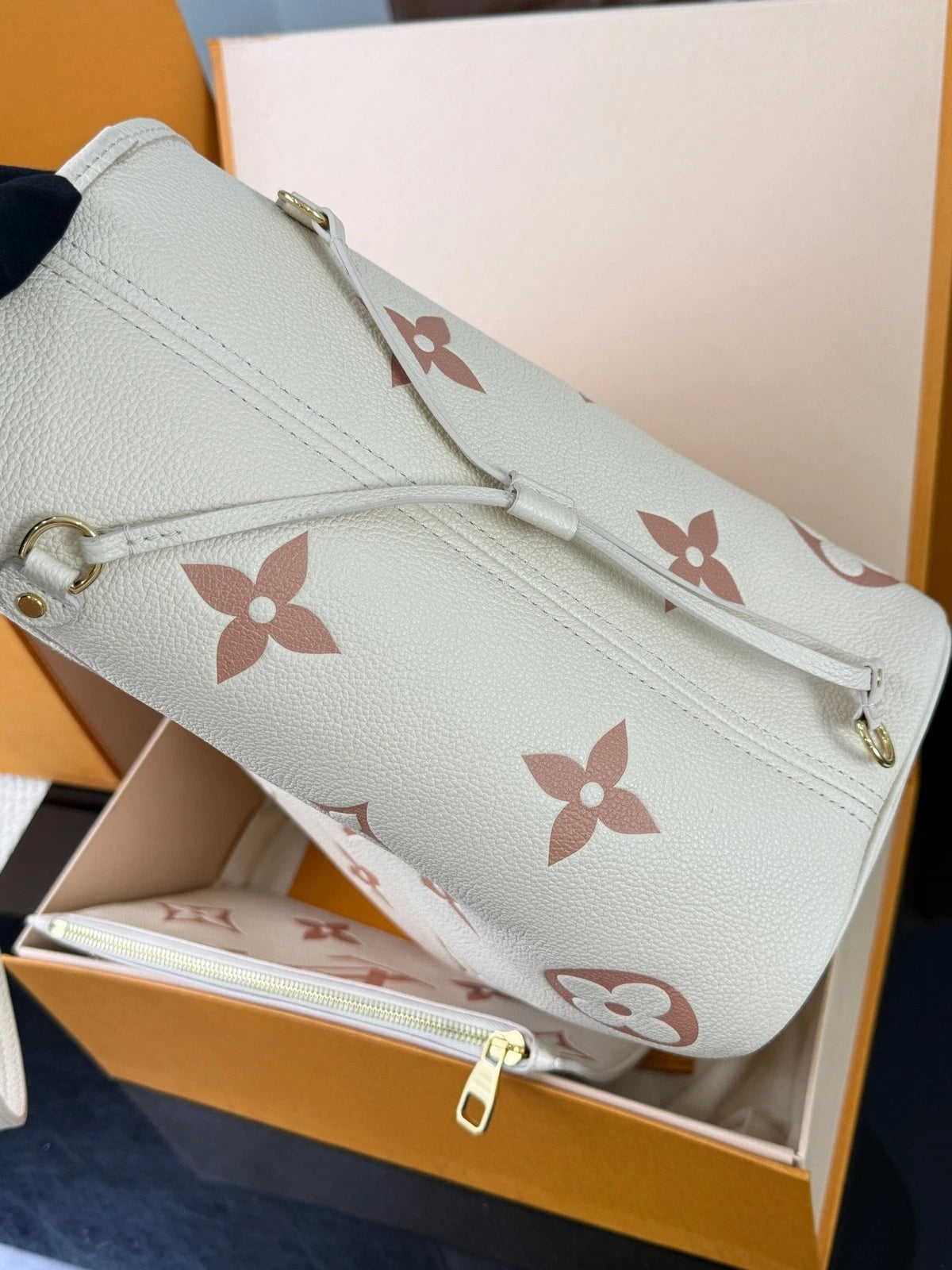 Louis Vuitton Neverfull Leather Tote Bag Excellent