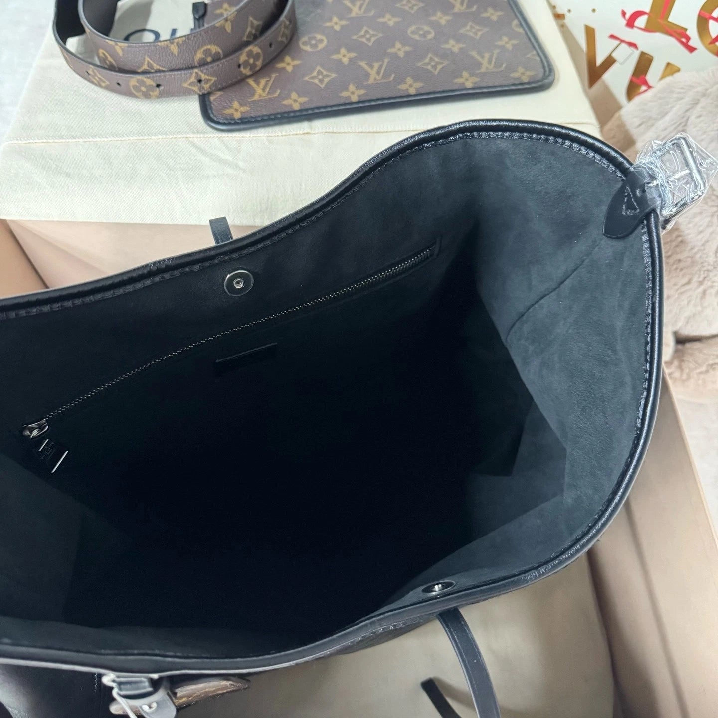 Louis Vuitton Carryall Medium Black Lambskin Tote Bag For Women