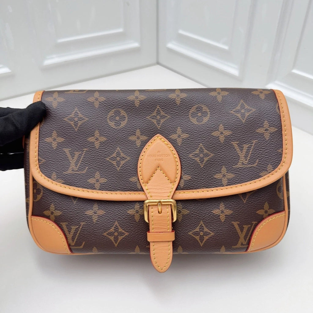 Louis Vuitton Diane Monogram Canvas Red Shoulder Bag Crossbody Excellent