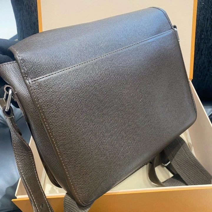 Louis Vuitton Calfskin Messenger Bag Shoulder Bag Crossbody Unisex Adults D