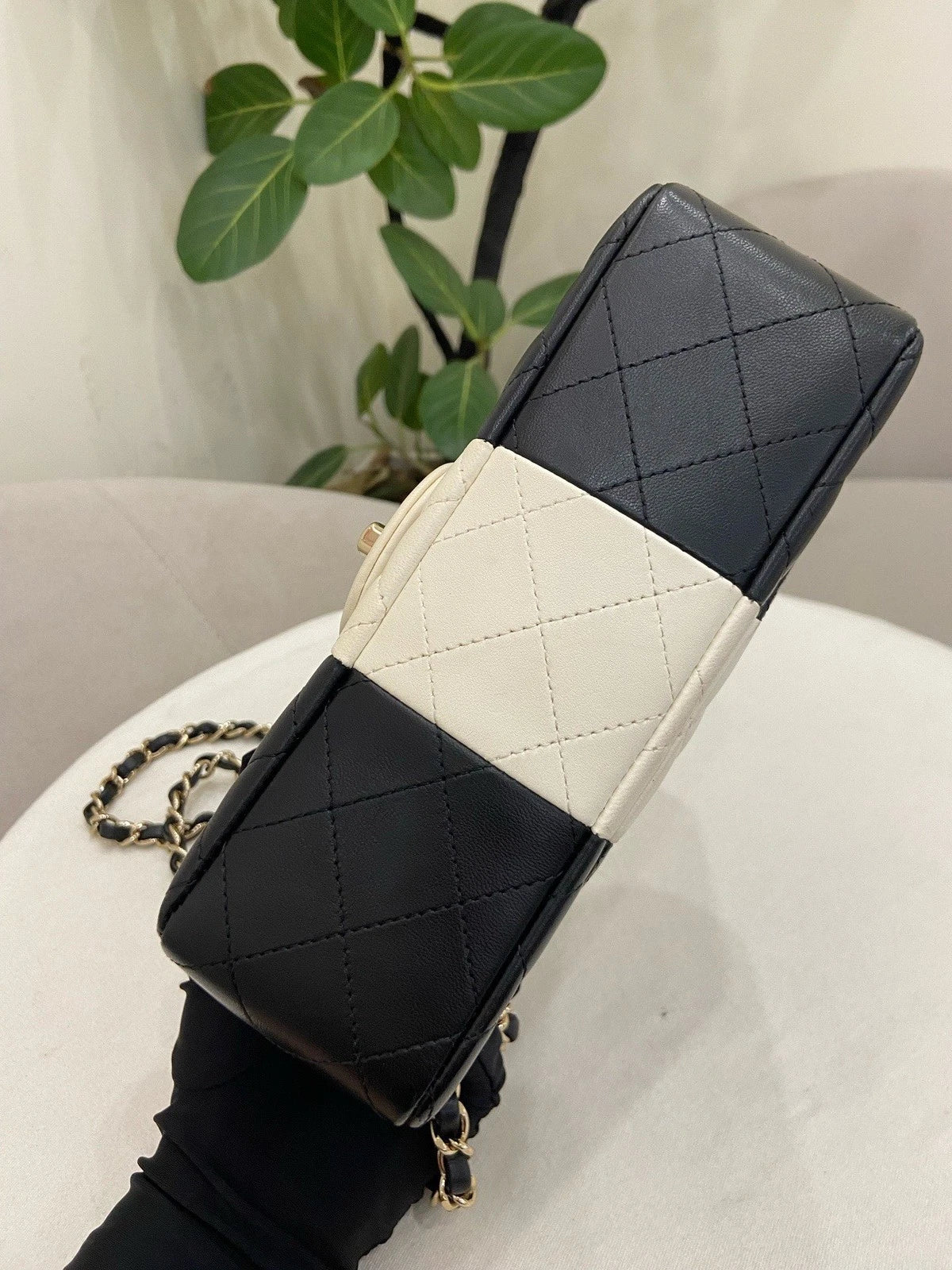 Chanel Classic Flap Mini Chain Shoulder Crossbody Black White Women Fashion