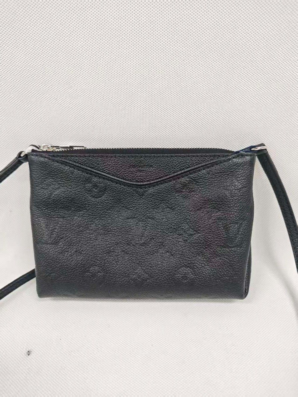 SJ0001（u）Louis Vuitton vcoated canvas  black Pallas Clutch