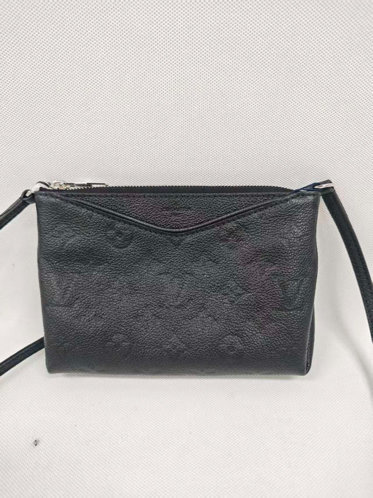 SJ0001（u）Louis Vuitton vcoated canvas  black Pallas Clutch