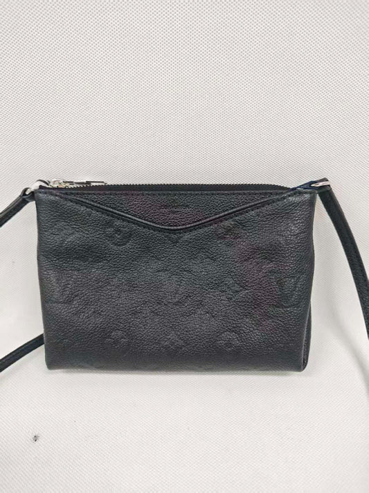 SJ0001（u）Louis Vuitton vcoated canvas  black Pallas Clutch