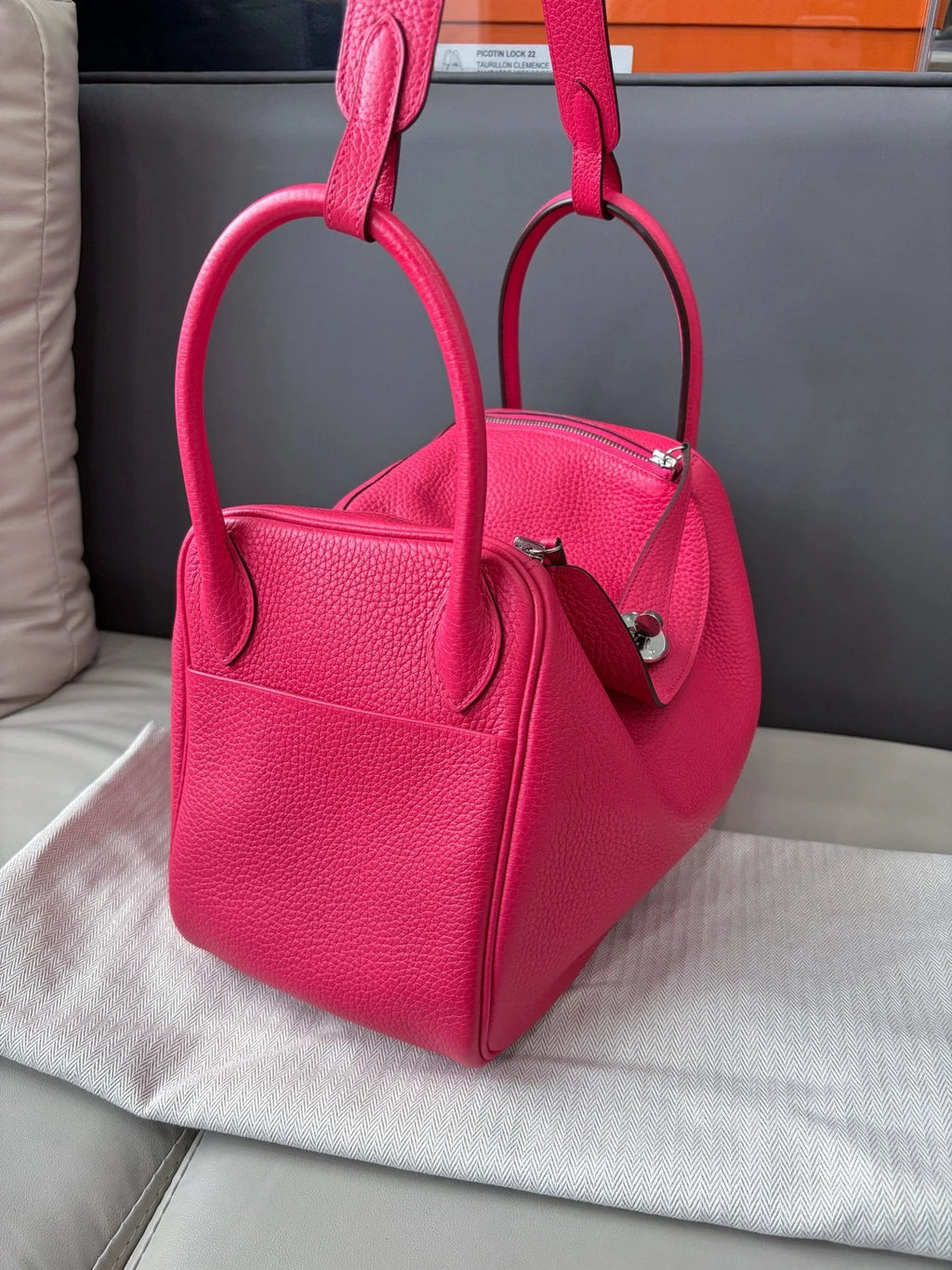 Hermès Lindy 30 TC Leather Top Handle Crossbody Bag Carry Rose Extreme Pink