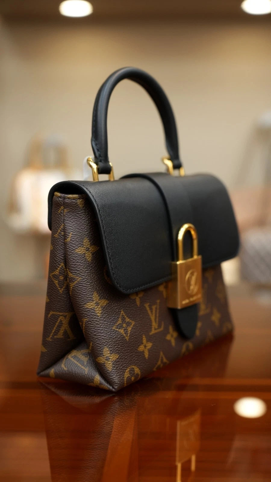 Louis Vuitton Monogram Locky BB Crossbody Handbag Chip Version Excellent