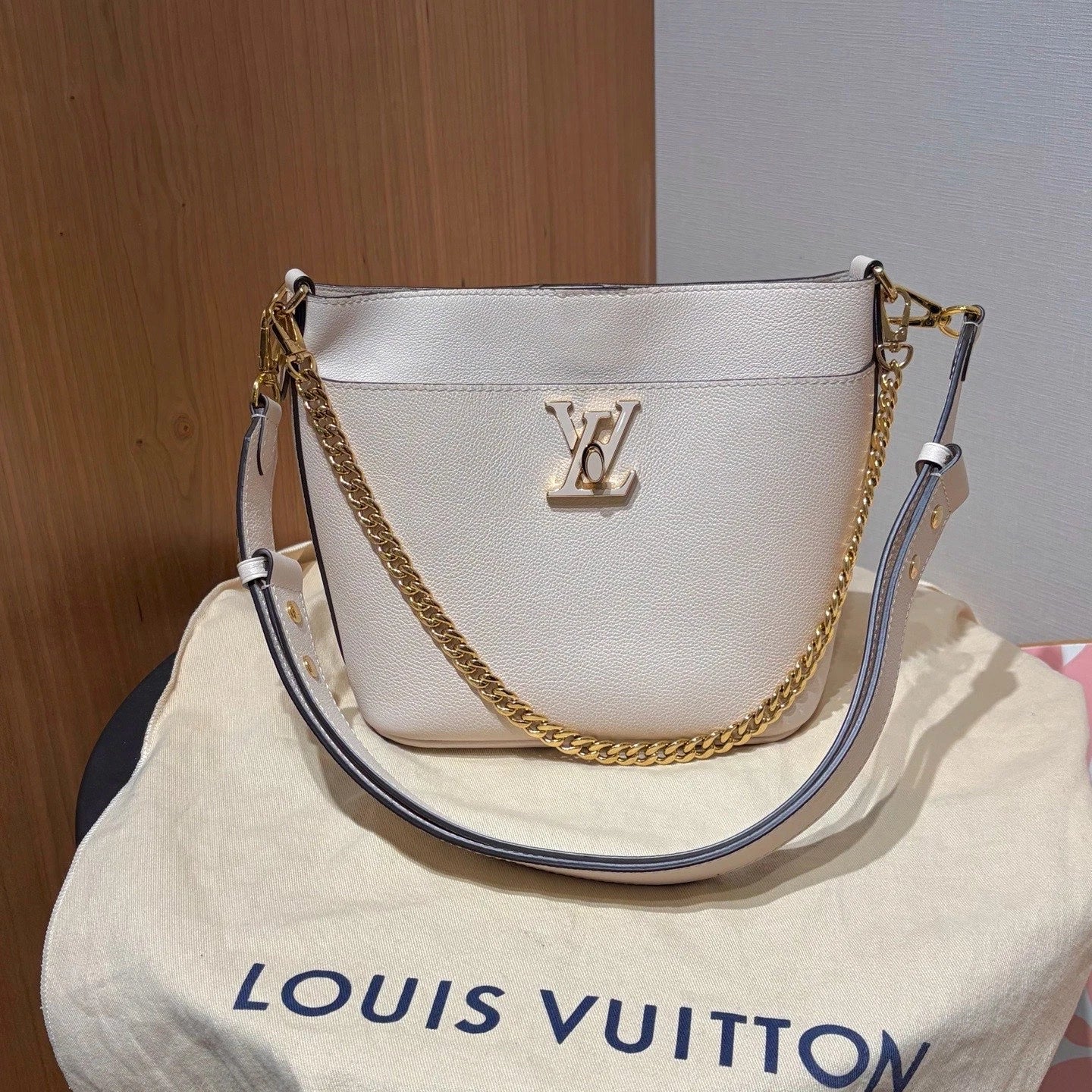 Chip Version Louis Vuitton Lock and Walk Calfskin White Bucket Shoulder Bag GHW
