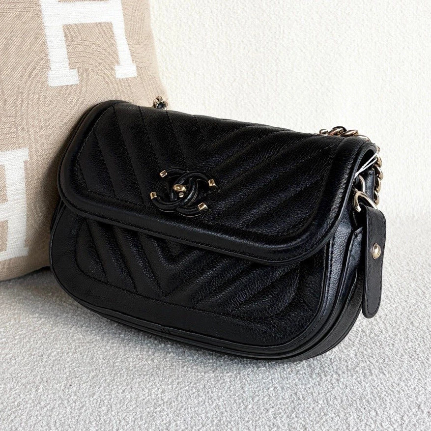 Chanel Chevron Chain Shoulder Bag Crossbody Black Gold Used Women Classic