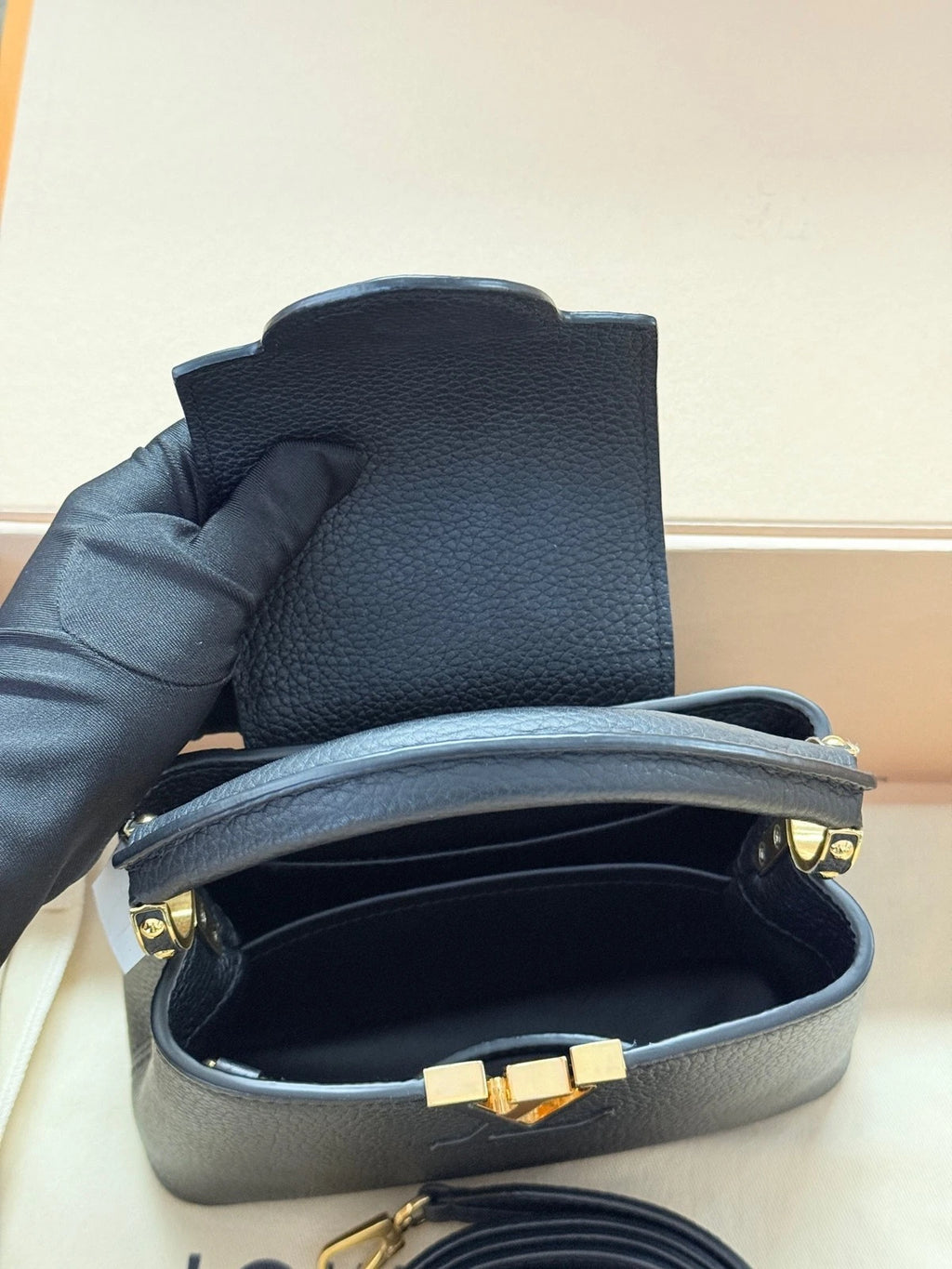 Louis Vuitton Capucines Black Gold Crossbody Handbag Excellent