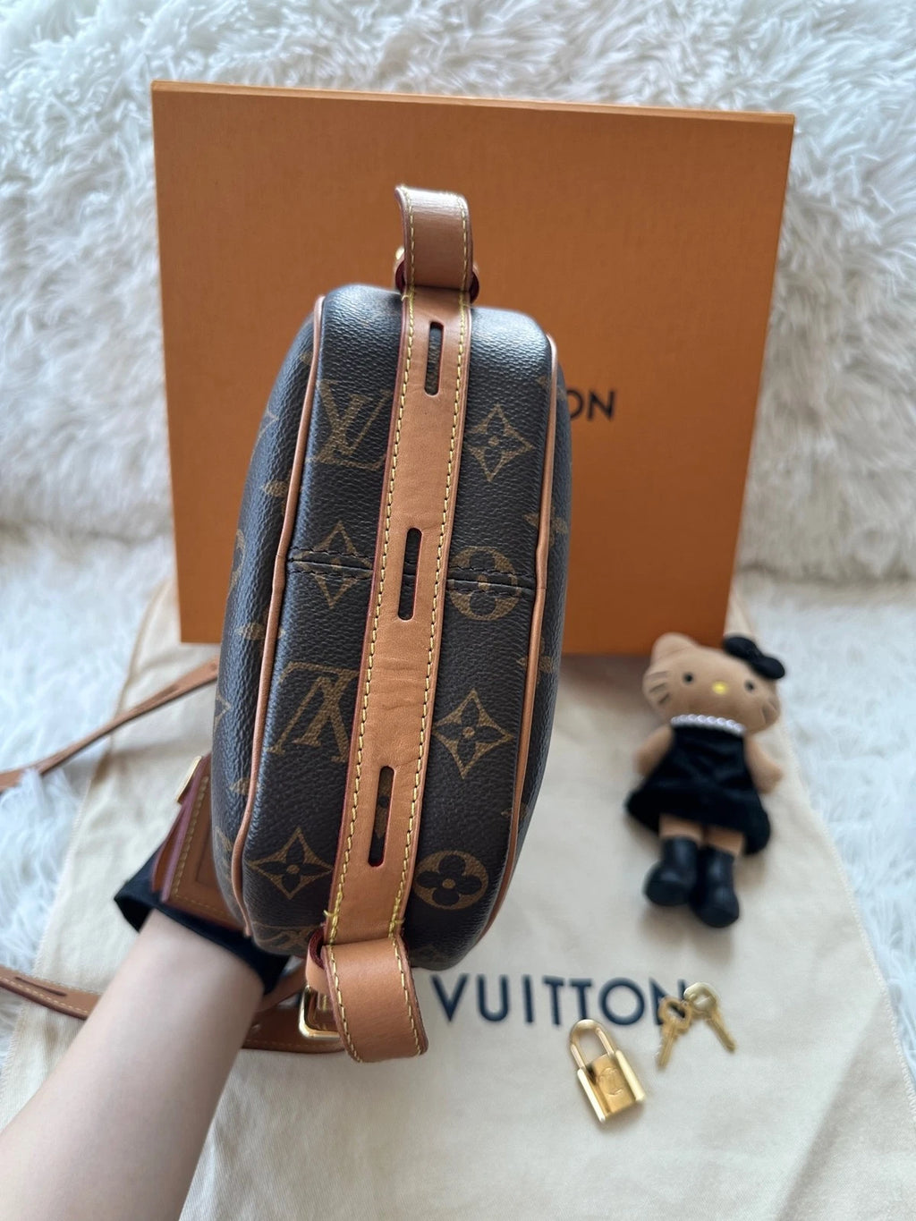 Louis Vuitton Boite Chapeau Monogram Canvas Medium Round Crossbody Bag